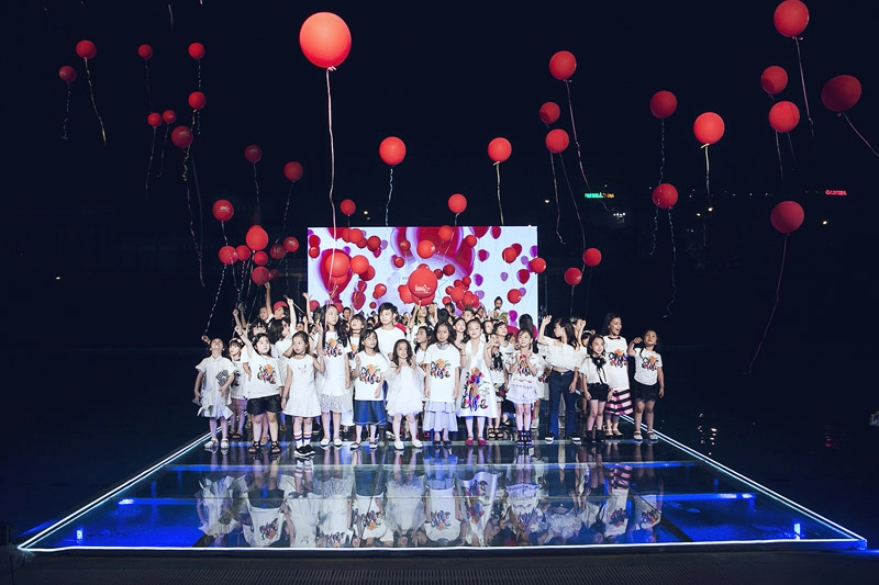 Vợ đẹp và 3 con xinh như thiên thần của mc phan anh phá đảo trên sàn diễn