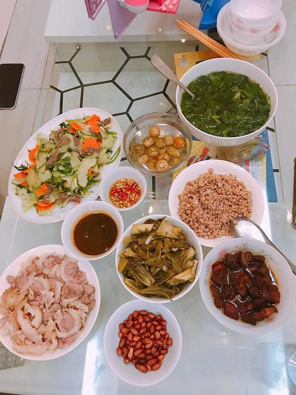 Vợ hồng đăng khoe cơm 2 người lớn 4 đĩa thịt đan lê vào nói câu ai cũng đồng tình