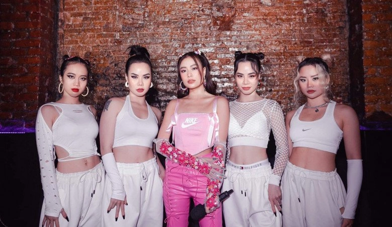 Vợ kém 13 tuổi của anh tài hà lê dáng đẹp nét căng ăn mặc chất phát ngất chẳng kém chồng