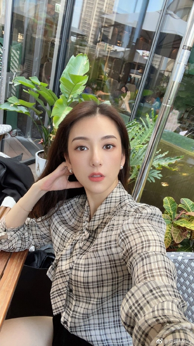 Vợ trẻ kém 22 tuổi của tứ đại thiên vương u45 da không nhăn không lộ lỗ chân lông nhờ tẩy trang độc đáo