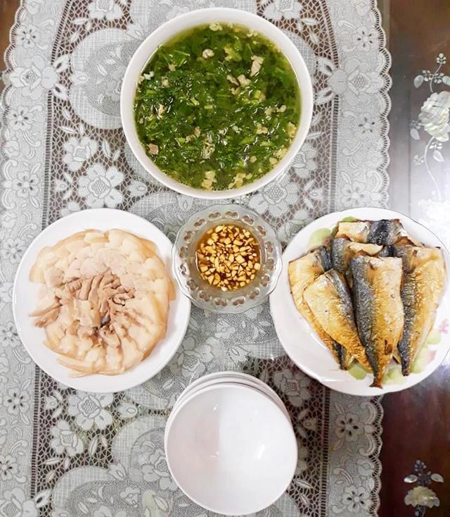 Vợ uất ức vì mâm cơm 70k bị chồng chê méo mặt dân mạng liền chỉ ra điểm sai sai