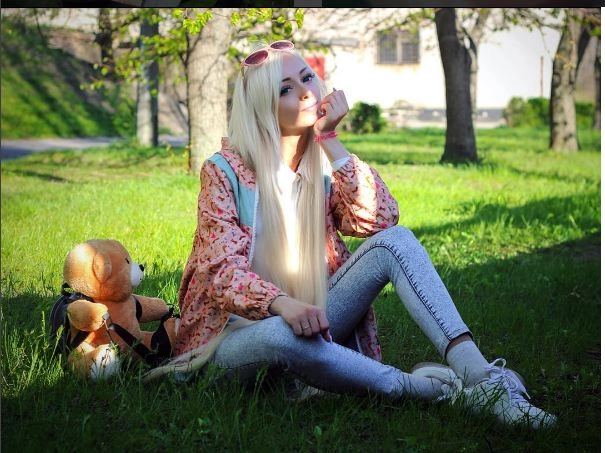Vũ khí để cô gái được ví như búp bê sống nổi bật nhất thế giới