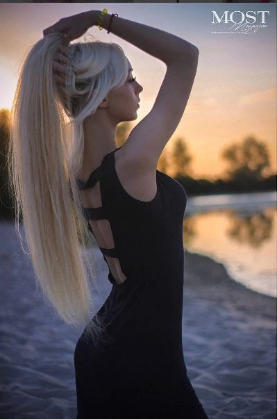 Vũ khí để cô gái được ví như búp bê sống nổi bật nhất thế giới