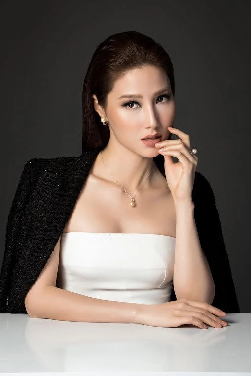 Vừa đăng quang á hậu mâu thuỷ đã đọ dáng nóng bỏng với diễm my