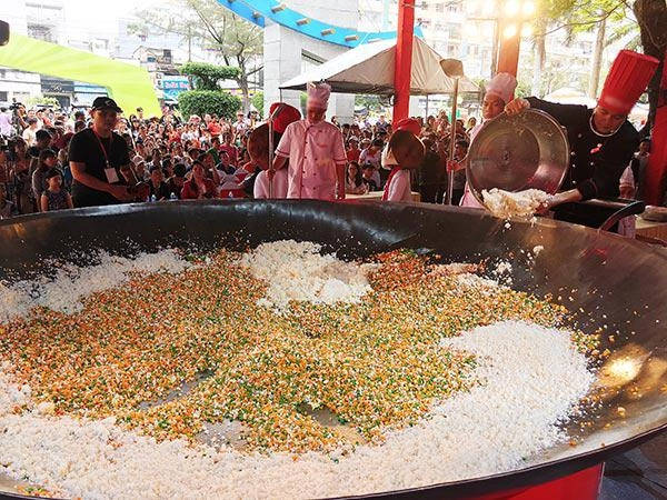 Vua đầu bếp 2015 thanh cường dùng 350 quả trứng 70kg gạo làm chảo cơm chiên lớn nhất việt nam