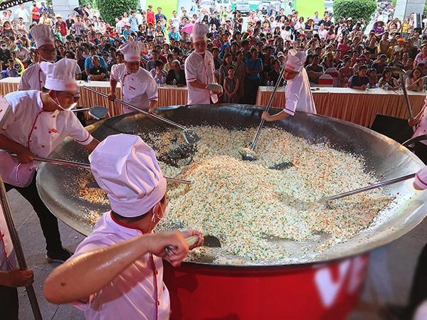 Vua đầu bếp 2015 thanh cường dùng 350 quả trứng 70kg gạo làm chảo cơm chiên lớn nhất việt nam