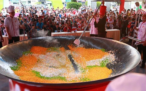 Vua đầu bếp 2015 thanh cường dùng 350 quả trứng 70kg gạo làm chảo cơm chiên lớn nhất việt nam