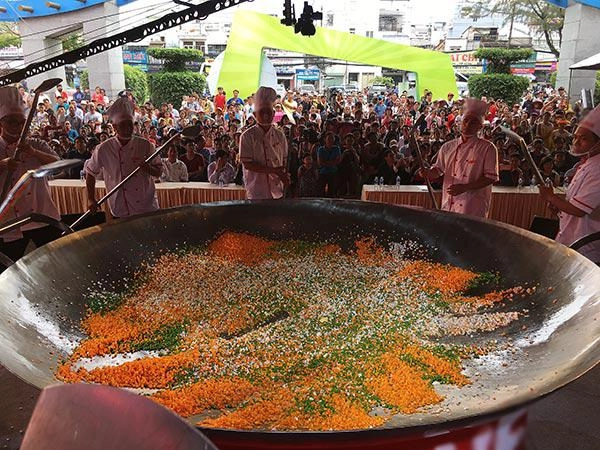 Vua đầu bếp 2015 thanh cường dùng 350 quả trứng 70kg gạo làm chảo cơm chiên lớn nhất việt nam