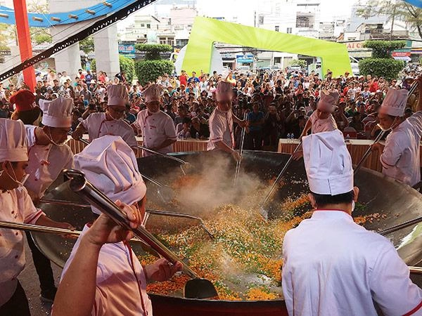 Vua đầu bếp 2015 thanh cường dùng 350 quả trứng 70kg gạo làm chảo cơm chiên lớn nhất việt nam