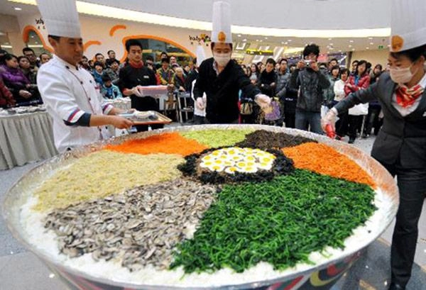 Vua đầu bếp 2015 thanh cường dùng 350 quả trứng 70kg gạo làm chảo cơm chiên lớn nhất việt nam