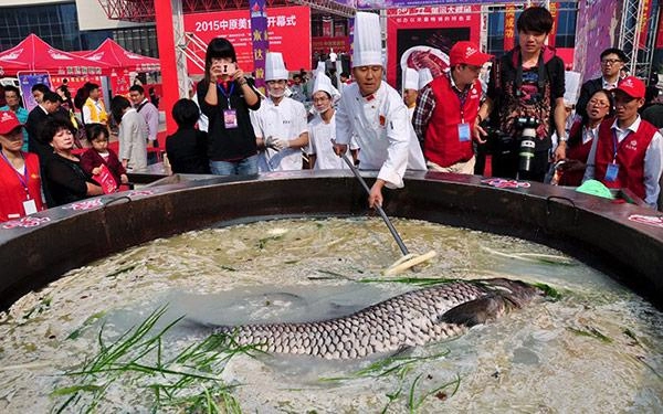 Vua đầu bếp 2015 thanh cường dùng 350 quả trứng 70kg gạo làm chảo cơm chiên lớn nhất việt nam