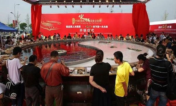 Vua đầu bếp 2015 thanh cường dùng 350 quả trứng 70kg gạo làm chảo cơm chiên lớn nhất việt nam