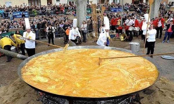 Vua đầu bếp 2015 thanh cường dùng 350 quả trứng 70kg gạo làm chảo cơm chiên lớn nhất việt nam