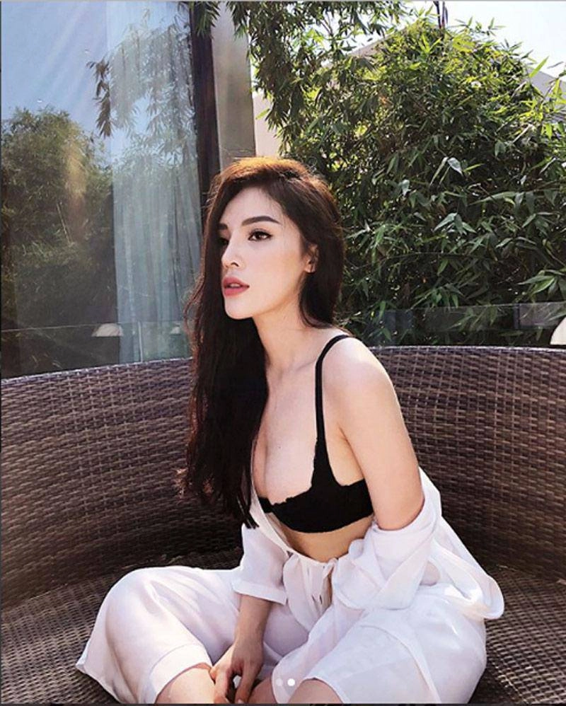 Vừa lộ hình vai u thịt bắp kỳ duyên bị tung ảnh vóc dáng sập sệ như mẹ bỉm