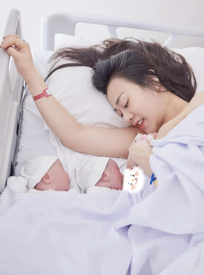 Vừa rời giường đẻ đã bị chồng đánh úp hà hồ và phương oanh lộ nhan sắc thật khiến dân tình bất ngờ