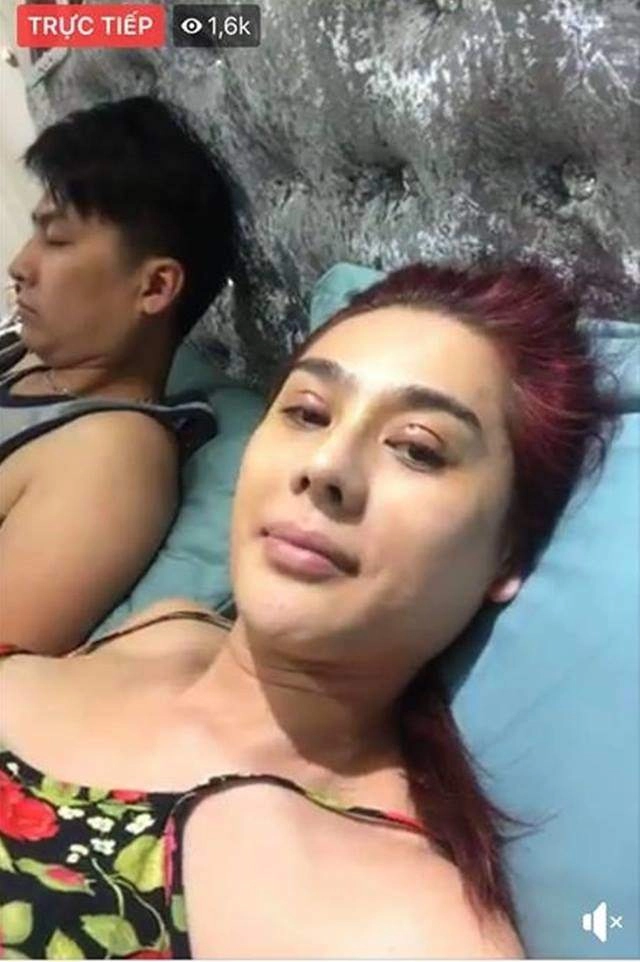 Vừa vướng nghi vấn phẫu thuật thẩm mỹ lâm khánh chi lại xuất hiện với vẻ ngoài khác lạ