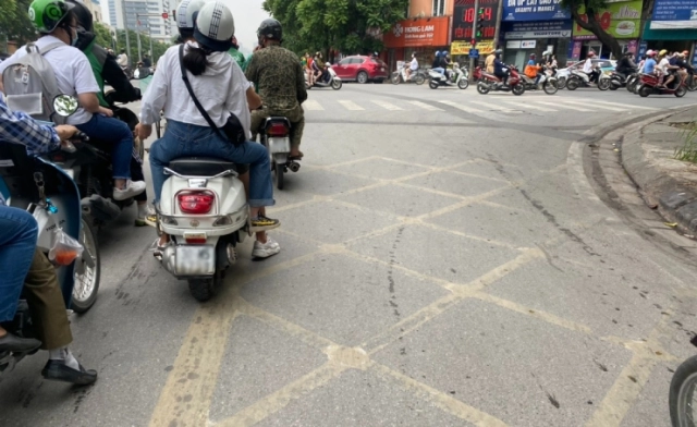 Xe máy và những nơi hễ cứ dừng cứ đậu là dễ bị phạt tiền