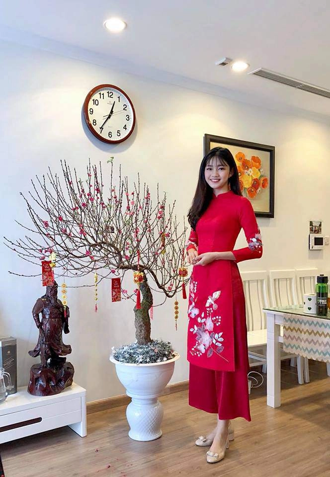Xuân này đi đến đâu cũng ngập tràn tà áo dài rực rỡ của loạt mỹ nhân đình đám vbiz