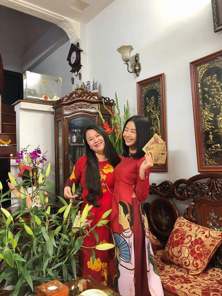 Xuân này đi đến đâu cũng ngập tràn tà áo dài rực rỡ của loạt mỹ nhân đình đám vbiz