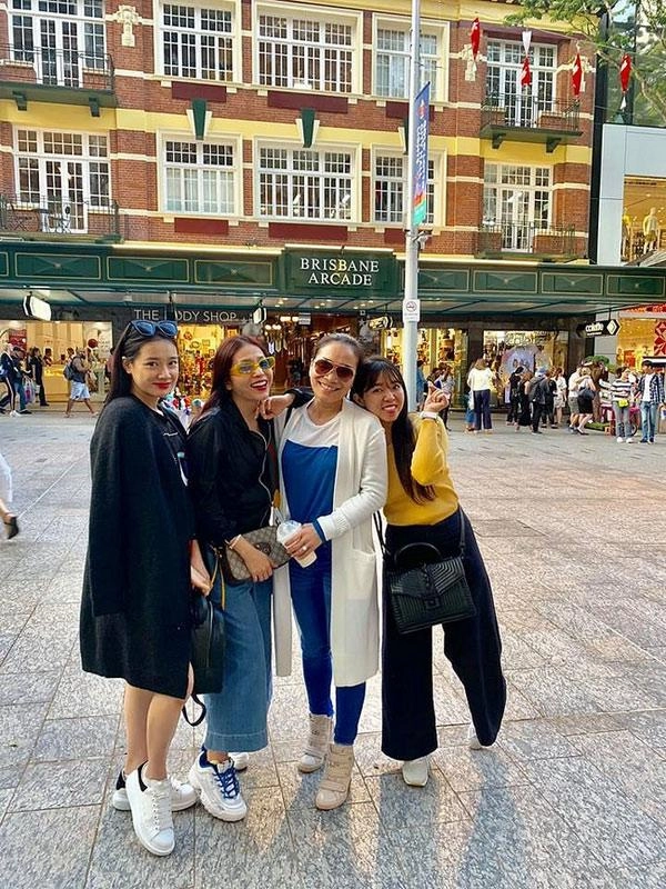 Xuất hiện cạnh hội bạn thân nhã phương sau sinh còn đẹp hơn nhã phương ngày son sắc