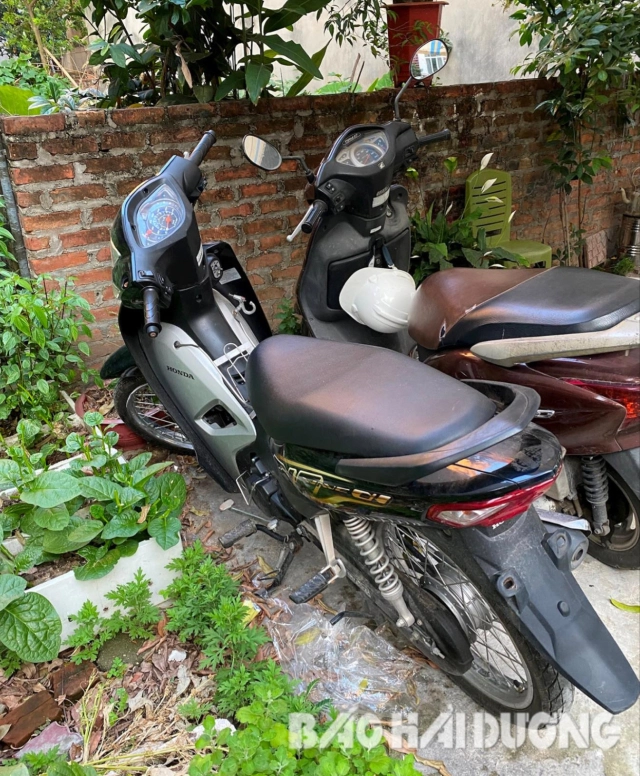 Xuất hiện xe máy vô chủ trên vỉa hè