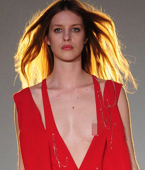 4 sự cố đáng sợ nhất trên sàn diễn thời trang