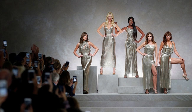 5 ngươi mâu huyên thoai tai hơp tai show xuân he 2018 cua versace