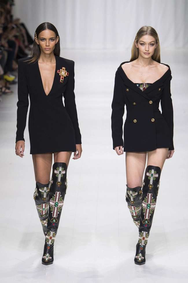 5 ngươi mâu huyên thoai tai hơp tai show xuân he 2018 cua versace