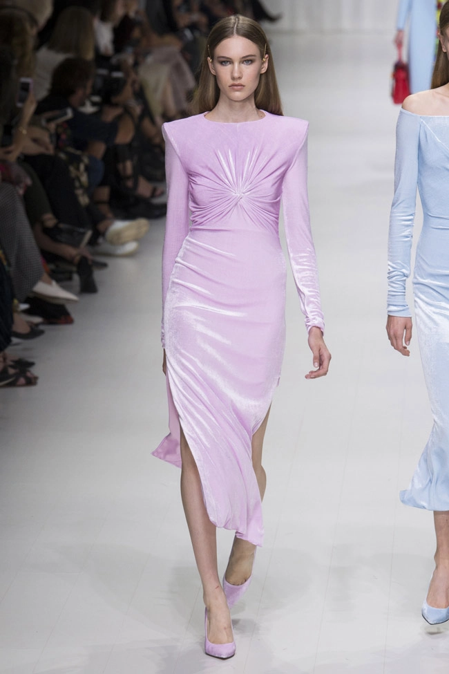 5 ngươi mâu huyên thoai tai hơp tai show xuân he 2018 cua versace