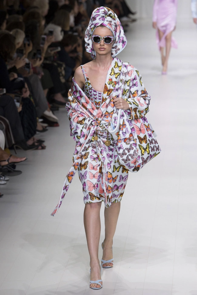 5 ngươi mâu huyên thoai tai hơp tai show xuân he 2018 cua versace