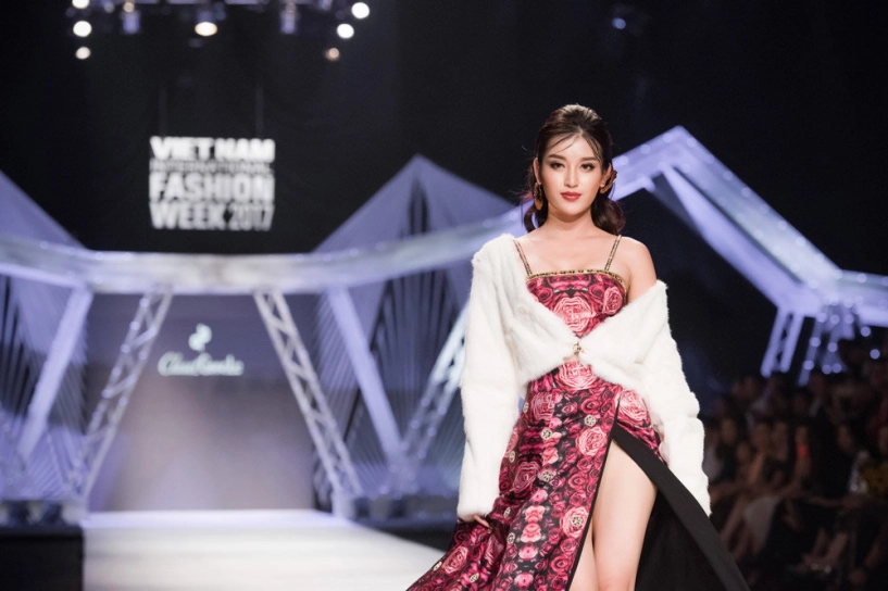 Á hậu huyền my khoe vòng một nóng bỏng tái xuất sàn catwalk sau ồn ào miss grand