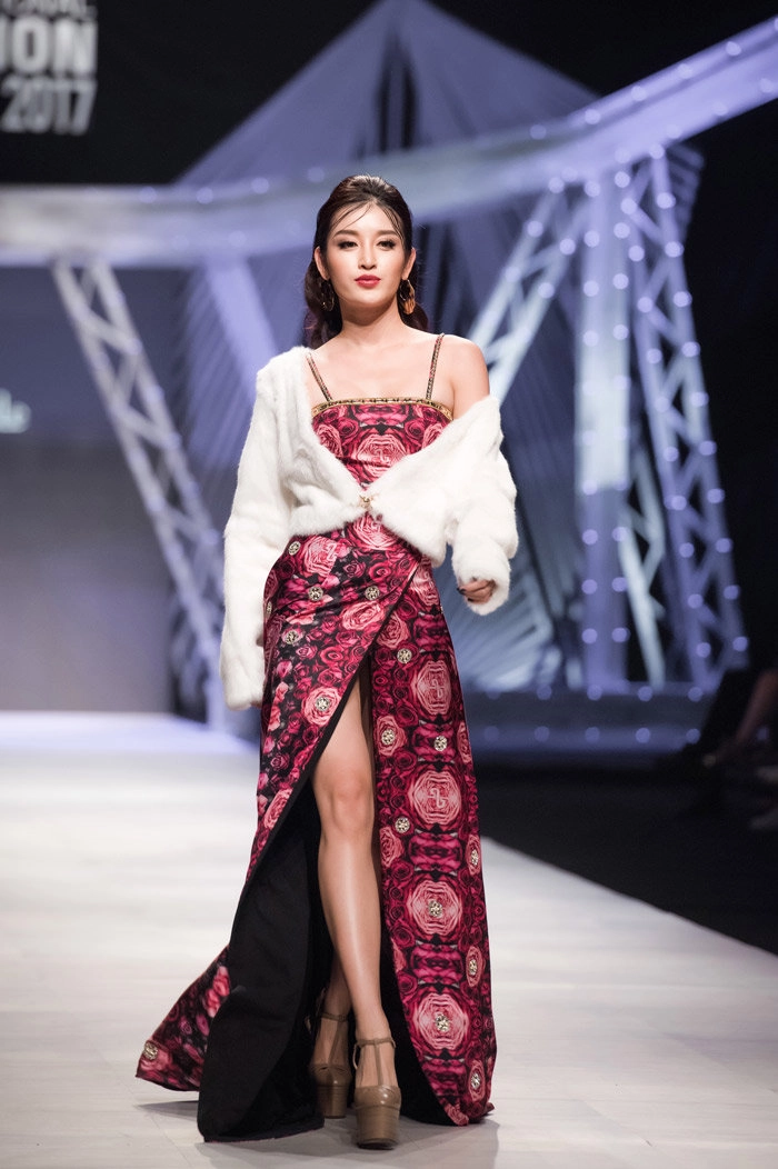 Á hậu huyền my khoe vòng một nóng bỏng tái xuất sàn catwalk sau ồn ào miss grand