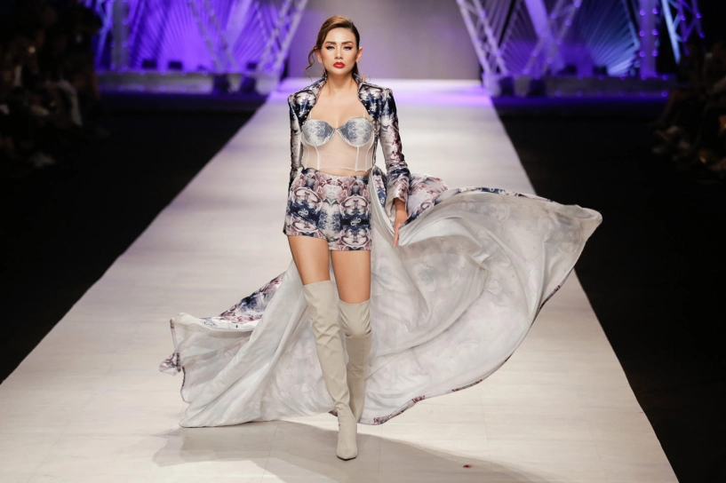 Á hậu huyền my khoe vòng một nóng bỏng tái xuất sàn catwalk sau ồn ào miss grand