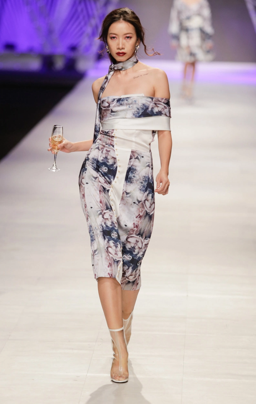 Á hậu huyền my khoe vòng một nóng bỏng tái xuất sàn catwalk sau ồn ào miss grand