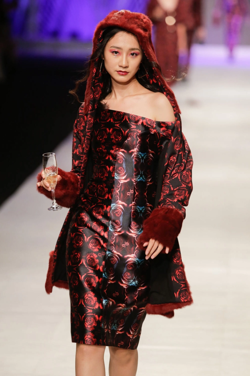 Á hậu huyền my khoe vòng một nóng bỏng tái xuất sàn catwalk sau ồn ào miss grand