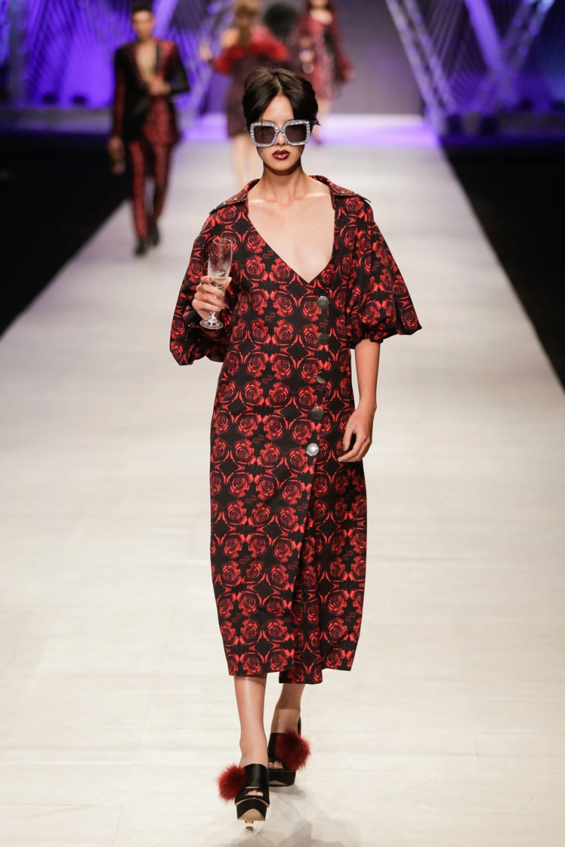 Á hậu huyền my khoe vòng một nóng bỏng tái xuất sàn catwalk sau ồn ào miss grand