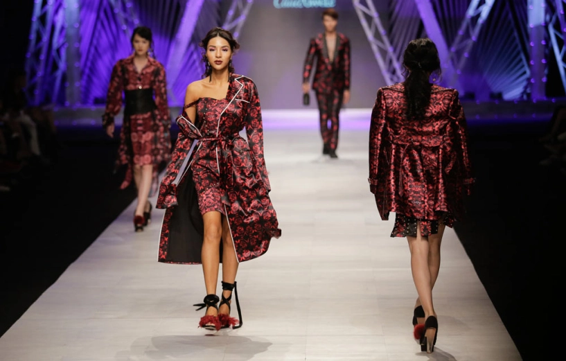 Á hậu huyền my khoe vòng một nóng bỏng tái xuất sàn catwalk sau ồn ào miss grand