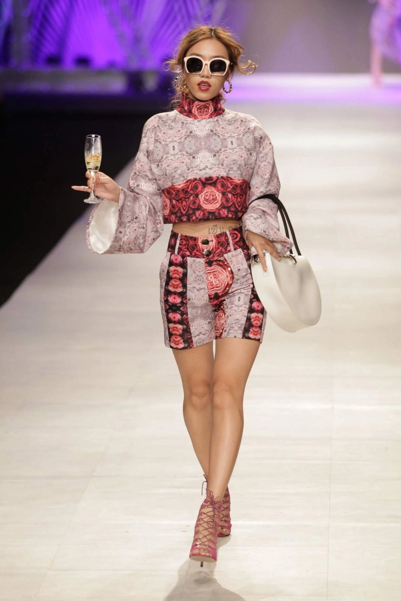 Á hậu huyền my khoe vòng một nóng bỏng tái xuất sàn catwalk sau ồn ào miss grand