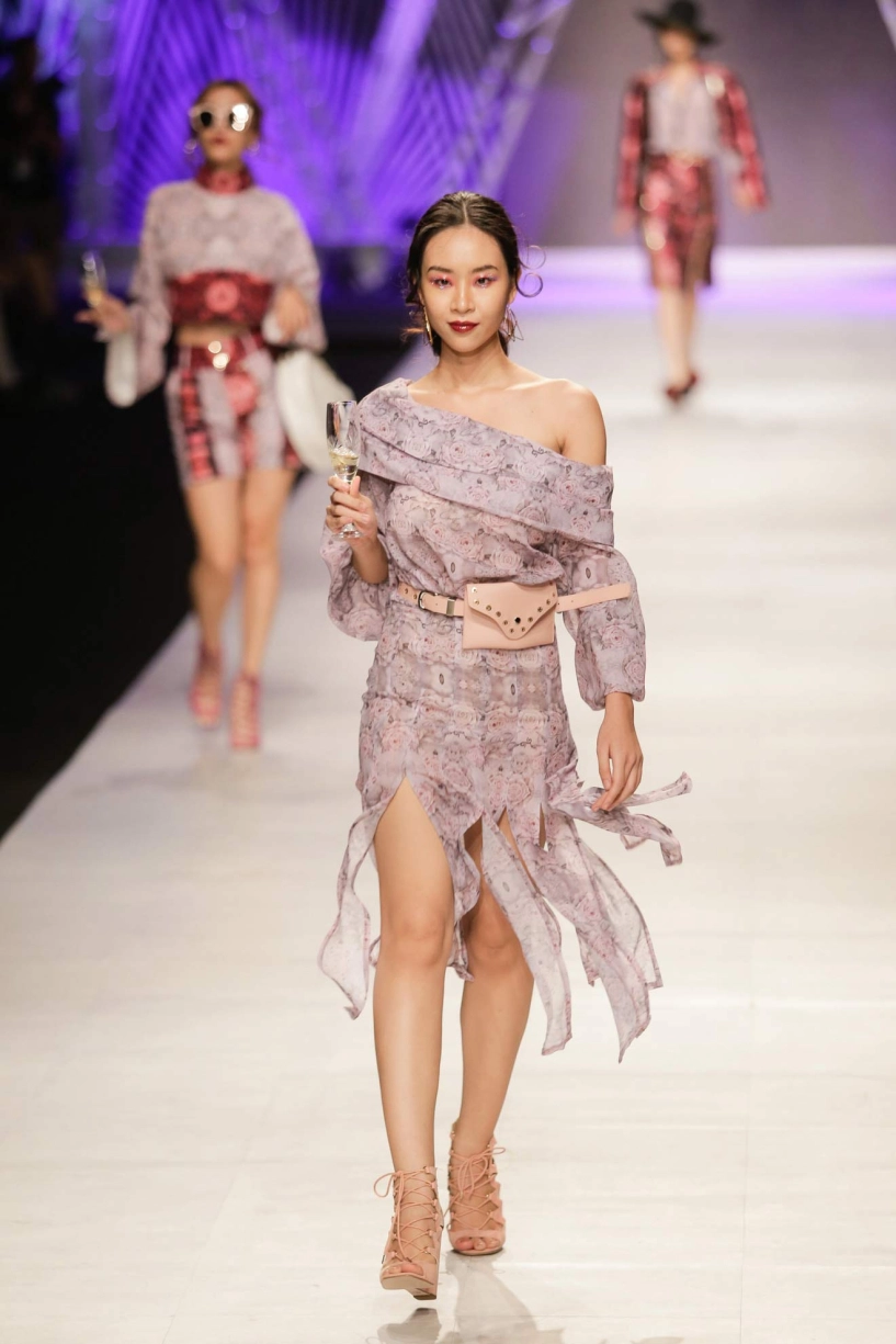 Á hậu huyền my khoe vòng một nóng bỏng tái xuất sàn catwalk sau ồn ào miss grand