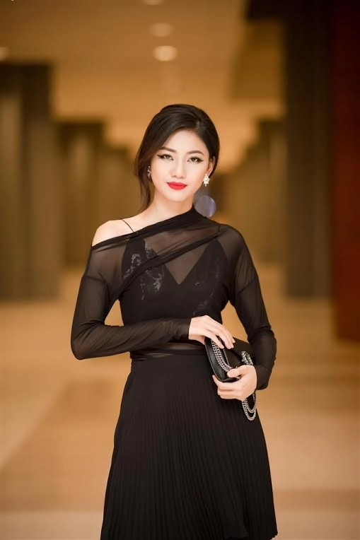 Á hậu thanh tú diện mốt xuyên thấu quyến rũ đến từng centimet