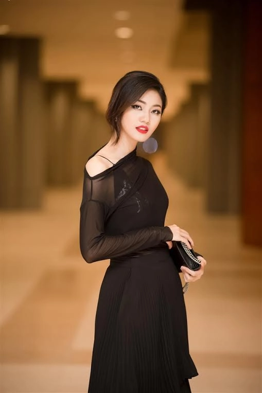 Á hậu thanh tú diện mốt xuyên thấu quyến rũ đến từng centimet