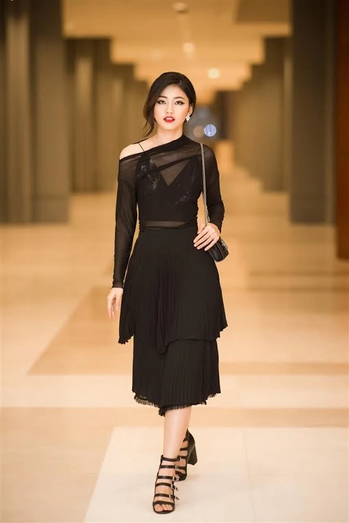 Á hậu thanh tú diện mốt xuyên thấu quyến rũ đến từng centimet