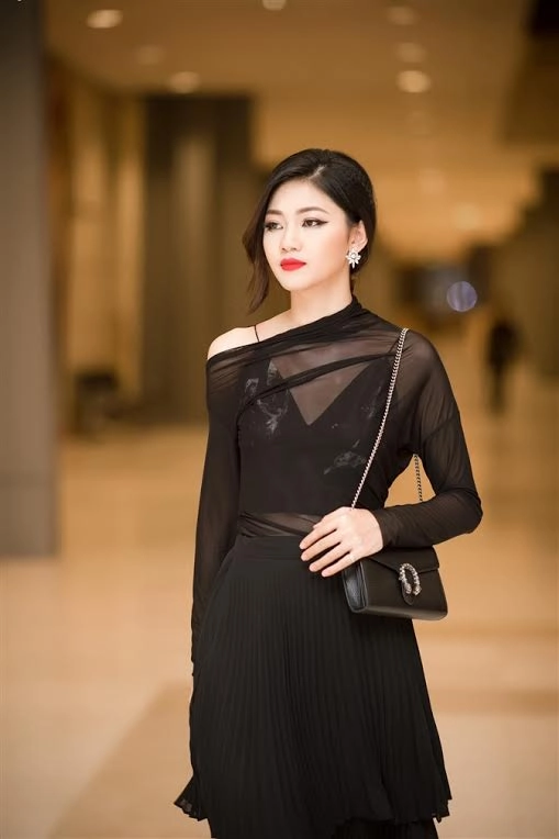 Á hậu thanh tú diện mốt xuyên thấu quyến rũ đến từng centimet