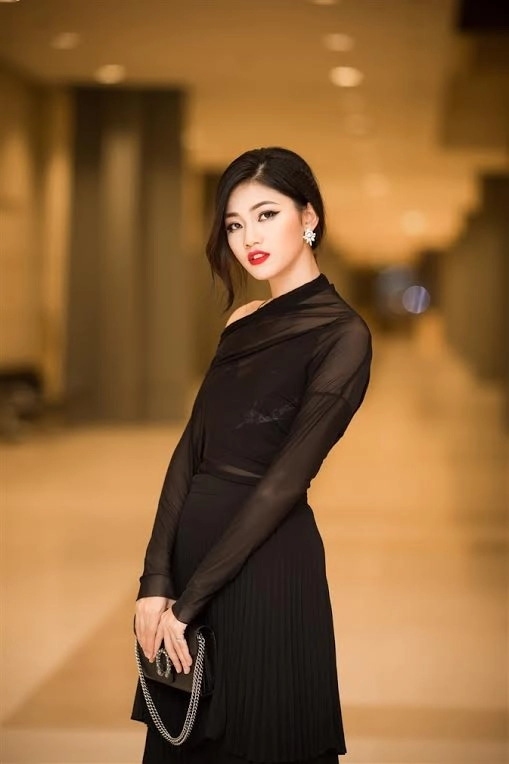 Á hậu thanh tú diện mốt xuyên thấu quyến rũ đến từng centimet