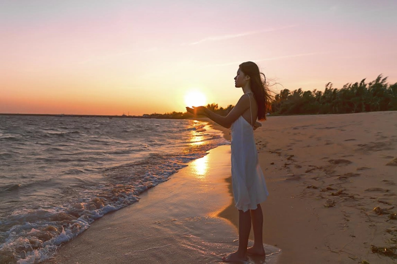 Á hậu thuỳ dung diện váy trắng khoe vẻ đẹp mong manh ở đảo phú quý