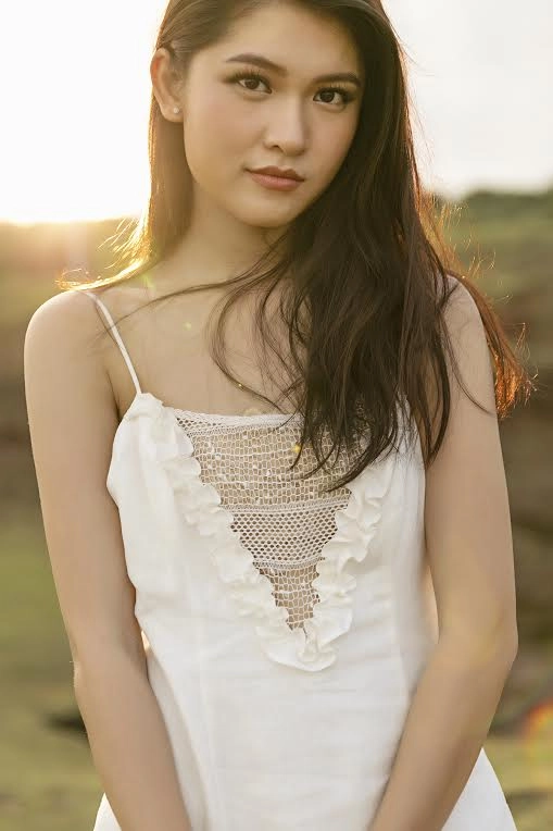 Á hậu thuỳ dung diện váy trắng khoe vẻ đẹp mong manh ở đảo phú quý