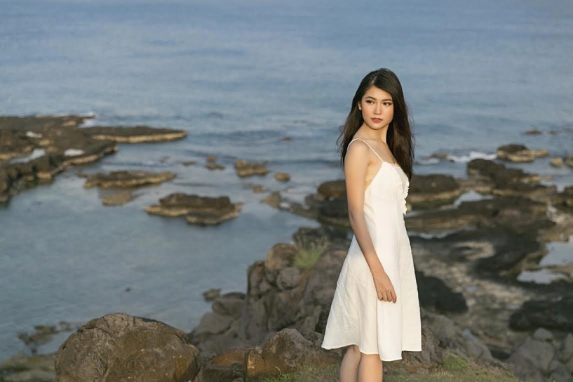 Á hậu thuỳ dung diện váy trắng khoe vẻ đẹp mong manh ở đảo phú quý
