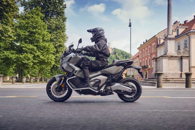 Ae mê phượt thích thú khi honda x-adv 750 2025 vừa được cập nhật đôi mắt mới