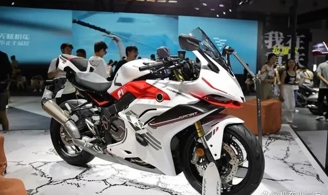 Ae tin không sportbike 4 xy-lanh hơn 660cc giá rẻ hơn nhiều khi so honda sh350i