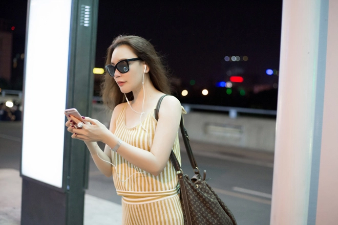 Ăn mặc bình dân hồ quỳnh hương vẫn sang chảnh ngời ngời với túi hiệu